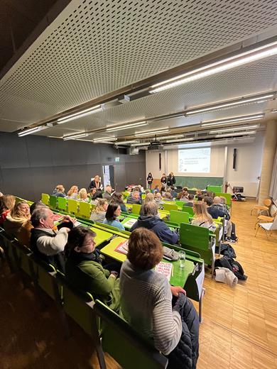 Berater*innen der Agentur für Arbeit sitzen im Hörsaal der HSD zur Begrüßung durch die ZSB an der HSD